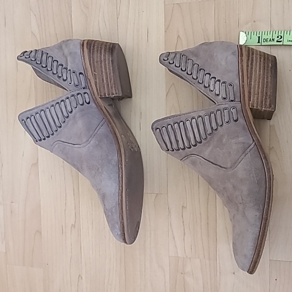 Vince Camuto Grey Suede Pevista Ankle Booties Size 7.5 - Picture 6 of 9